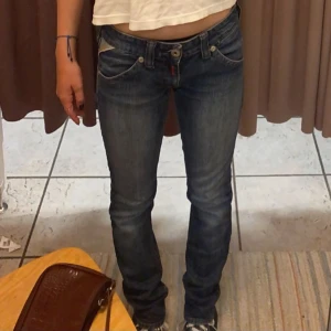 Replay jeans  - Low waist jeans köpta secondhand. Bra skick. Inga tecken på användning. Skulle säga att dem är i storlek 34/ Small