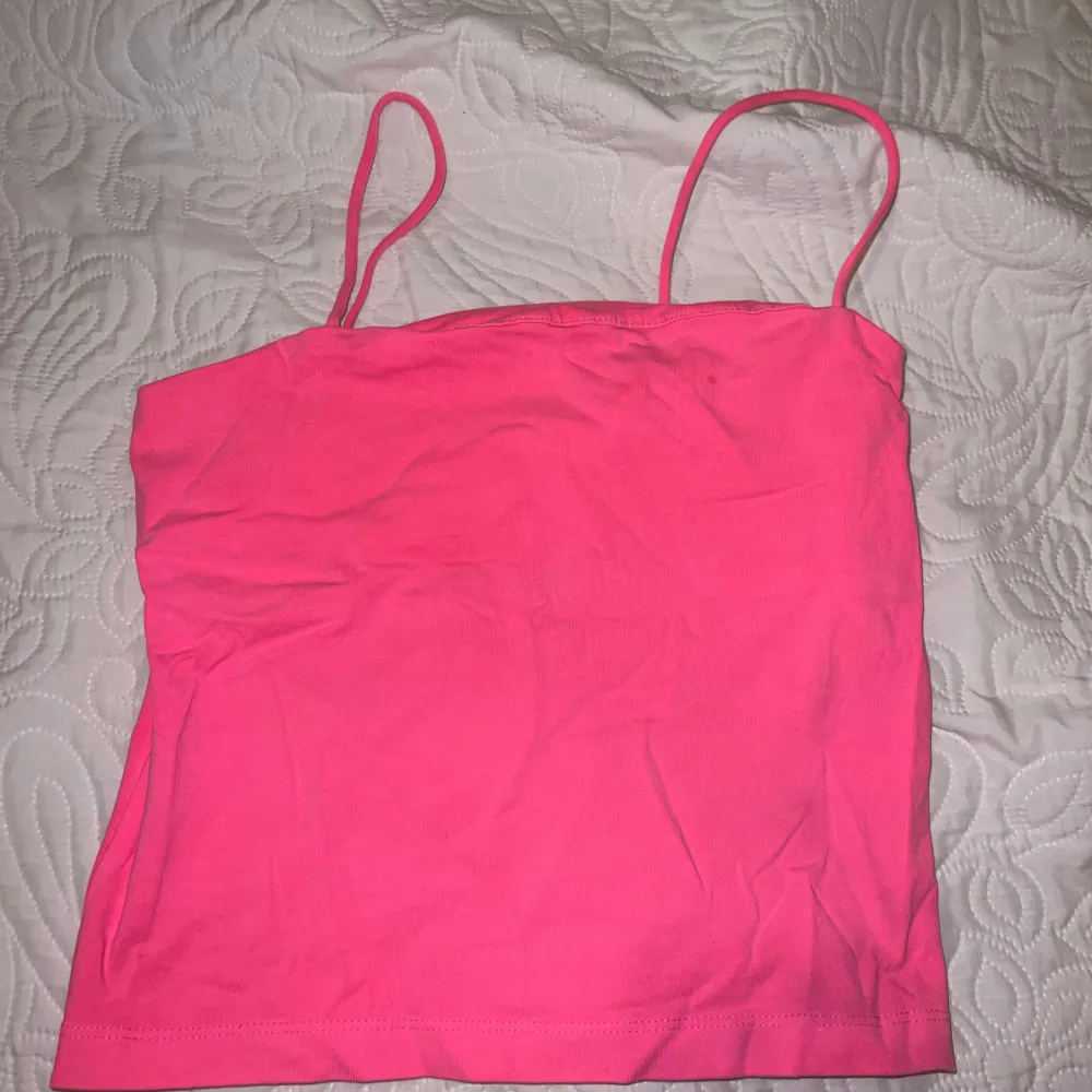 Säljer denna rosa linnet då jag inte använder den längre. Köpte den från Gina . Toppar.