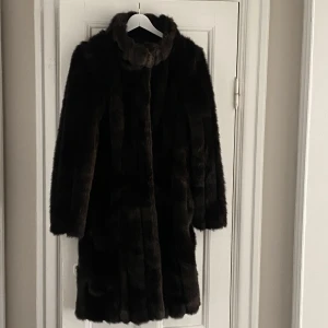 Fuskpäls - superfin! - Säljer nu min fina bruna fuskpäls, storlek small. Jättebra skick.