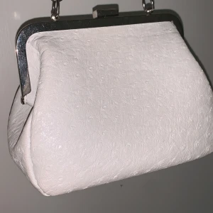 shoulder clutch bag - en vit clutch väska med silverdetaljer