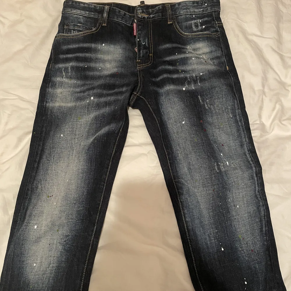 Nyskick änvänd enstaka gång färgstänk och tvättat element Stolek 33. Jeans & Byxor.