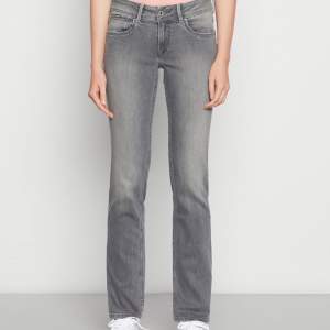 Jätte snygga lågmidjade jeans, säljer eftersom jag inte känner att de kommer till användning💗 är själv 174 och tycker de är bra i längden 