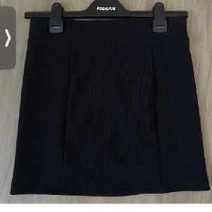Snygg kort kjol - Så snygg kjol som tyvärr är för liten för mig. Väldigt snyggt nu till vinter med långstrumpor! Så snyggt, nyskick!