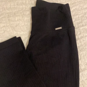 Aimn black ribbed seamless tights!  - Så snygga aimn träningstights i bra skick! 