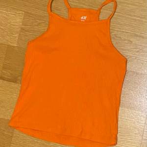 Orange crop top från H&M. Storlek 134. Har används endast en gång. I väldigt bra skick. Jag står inte för frakt