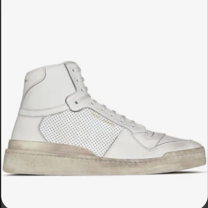 Saint Laurent Sneakers - Säljer mina snygga vita sneakers från Saint Laurent.  Köpta på deras egna hemsida.  Mycket bra skick.  Nypris: 8000kr Mitt pris: 4500kr Skriv gärna för fler bilder/frågor. 