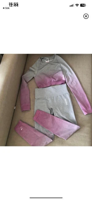 Gymshark  - Gymshark i ombre grå rosa. Slut såld på hemsidan. Det oandvönd. 💗 originalpris ( 400kr + 800kr ) 