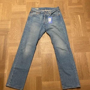 Levis 501 - Säljer dessa levis köpta från sellpy då de är för små. Världens snyggaste färg!!