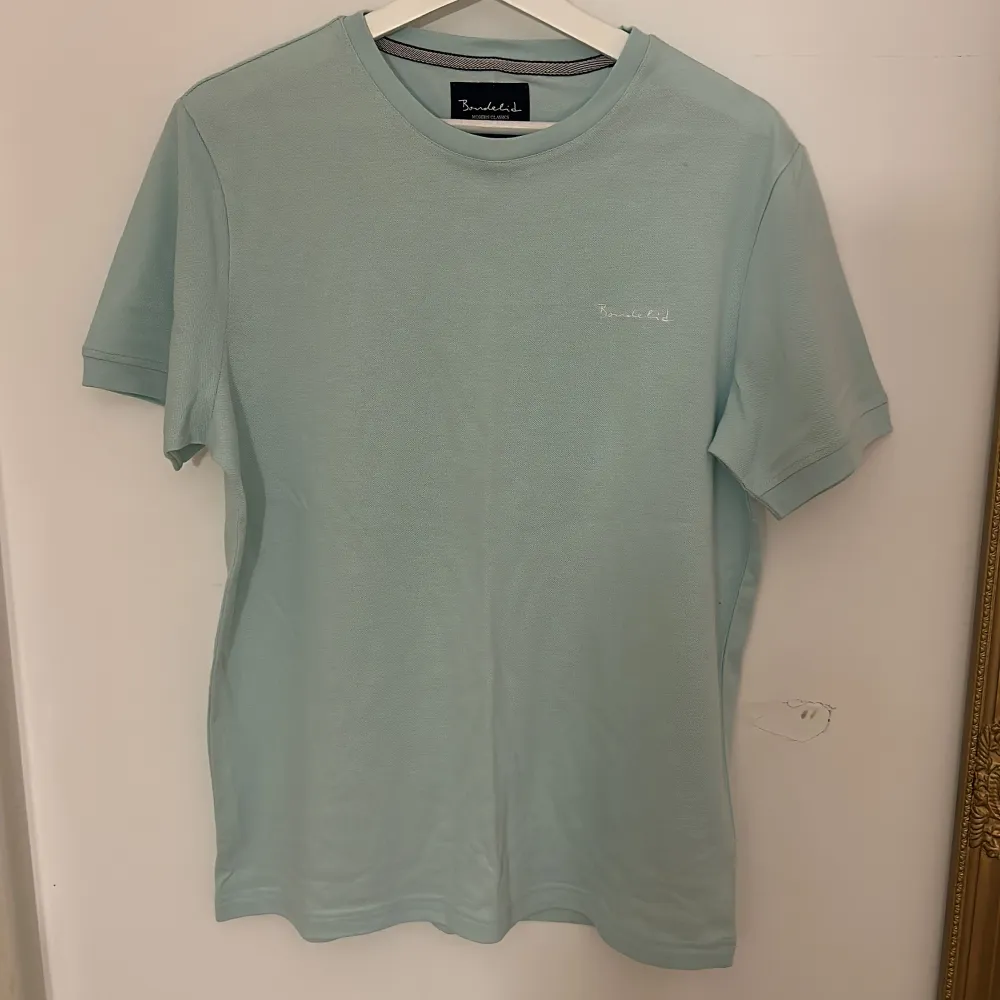 En ljusblå simpel t-shirt från Bondelid. Helt oanvänd. Skönt material och bra kvalitet. 😊. T-shirts.