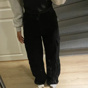Cargo jeans - Så otroligt fina cargo jeans. Sitter perfekt vid midjan men är inte rintigt min stil längre. Använt ungefär 2 gånger och jeansen är i princip i nyskick. 