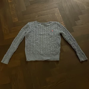 Polo Ralph lauren tröja - En blå fin stickad tröja👌🏼👌🏼väldigt bra skick!!❤️❤️