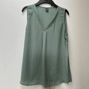 Säljer denna gröna blus från Shein. Storlek XS. Blusen är aldrig använd och säljs just pga det. Frakt tillkommer för köparen! Ingen ångerrätt! 