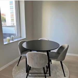 Stolar och bord för köket. - Riktig snygga stolar och brodet som är litet och mysigt med den unika färgen för dig som gillar inredning eller nyinflyttad. 