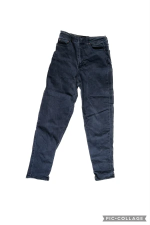 Mörkgråa högmidjade mom jeans - Färgen är mest sanningsenlig på första bilden. Väl använda men i bra skick! Slutar vid ankeln på mig som är 162cm lång :-)