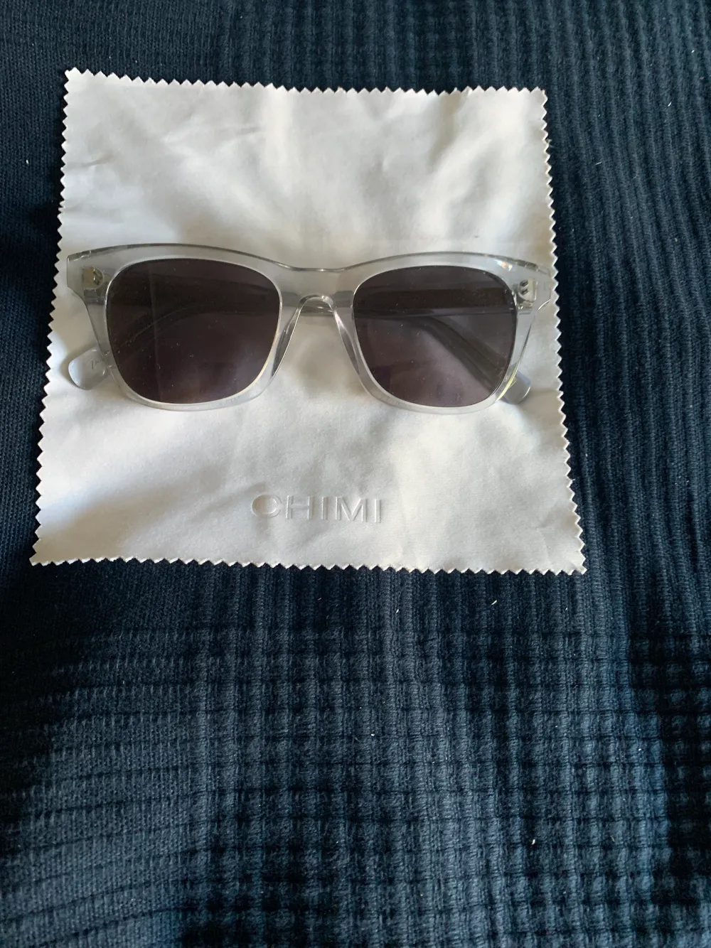 Snygga solglasögon. Använda 2 gånger i somras. Fodralet är lite slitet inuti men inget som syns eller är till större problem. Inköpta för 1250 kr.. Accessoarer.