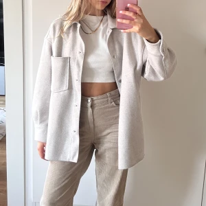 Jacka från Zara - Ljusgrå jacka/overshirt från Zara, passar bra till höst & vår! Storlek xs med rätt lös passform. Den är lite nopprig och saknar en knapp på ena ärmen, därav lågt pris :) Annars är den i bra skick och ser fin ut irl🤍 hör av dig vid funderingar ☺️