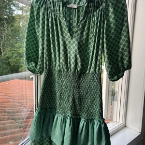 Sandro klänning - Säljer denna såååå snygga Sandro klänning🫶🏼🫶🏼😭klänningen är i stolek 34 men är stretchig!!! Den är i perfekt skick och knappt använd!!!🫶🏼Säljer pga att den inte kommer till användning💕💕💕går inte ner i pris!! 