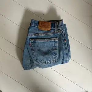 Super fina Levis jeans sparsamt använda men i ett vintage skick!
