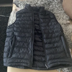 Väst Everest nyskick  - En oanvänd väst från Everest i storlek xs herr. Möts bara upp i runt lund och Malmö. Säljs för den var för stor