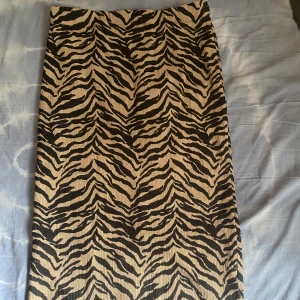 Långkjol - En lång kjol med snyggt mönster och slits där bak. Säljer då jag inte fått användning för den