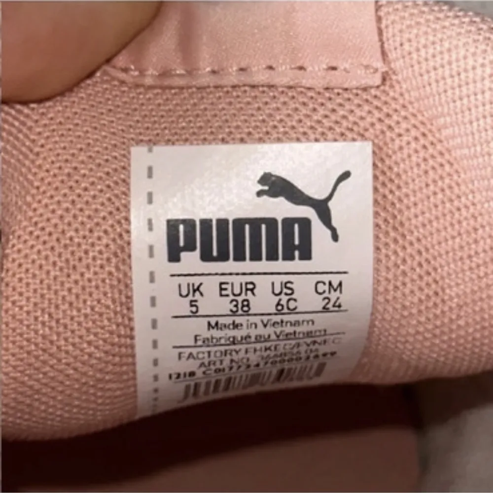 Rosa glittriga sneakers från puma! Skitgulliga men kommer inte till användning :/ Helt nya. De har en liten platå-sula. . Skor.