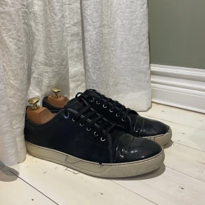 Lanvin skor  - Hej! Säljer nu dessa snygga lanvin skor. Skorna är ganska sönder(se bilderna) skick 5,5/10. Men mycket kvar att ge! Bara skorna medföljer. Skorna är gråa, (svårt att se på bilder)