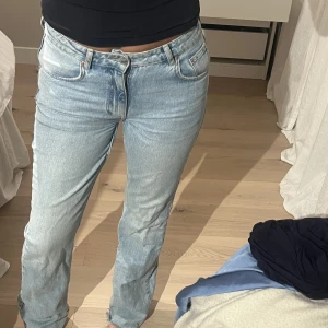 Mid rise Gina jeans  - Köpta på Gina men insydda till lägre i midjan, därav dubbel resår mellan benen! Storlek 40 men för små för mig som brukar ha 38, så passar 36