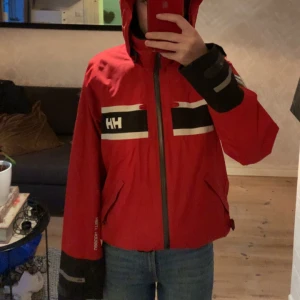 Helly Hansen jacka - Röd helly hansen jacka i storlek M. Använd men i bra skick. Bud som gäller