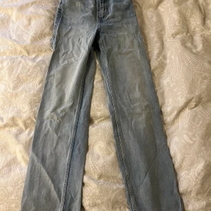 Jeans från weekday - Fint skick! Säljes för dem är för små för mig! Storlek: W:23 L:32