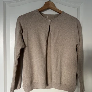 kofta med knappar  - säljer denna tröja från mango, då färgen inte riktigt passade mig. Köpte den här på plick innan och den andra bilden är lånad av säljaren. tröjan är bara använd en gång efter att jag köpte den