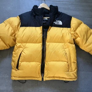 The north face jacka - Säljer en the north face Puffer jacka som är i bra skick, äkta, säljer billigt för vill bara bli av med den nypris cirka 4000 Skicka vid frågor 