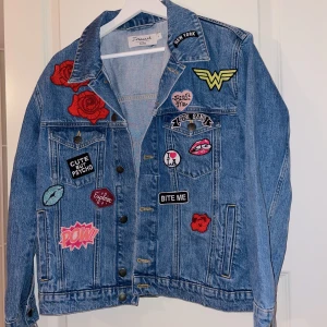 Oversize jeans/denimjacka med patches - Köpt fårn NAKD, någon speciell kollektion. Kommer med märkerna. Inga skador eller fläckar. Pris kan diskuteras. 