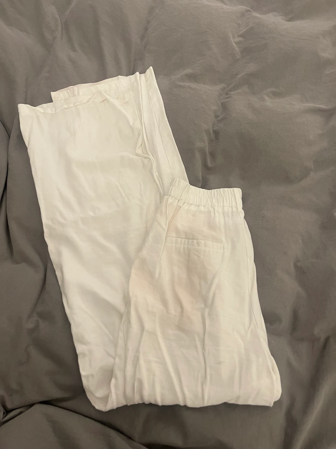 Vita kostymbyxor 