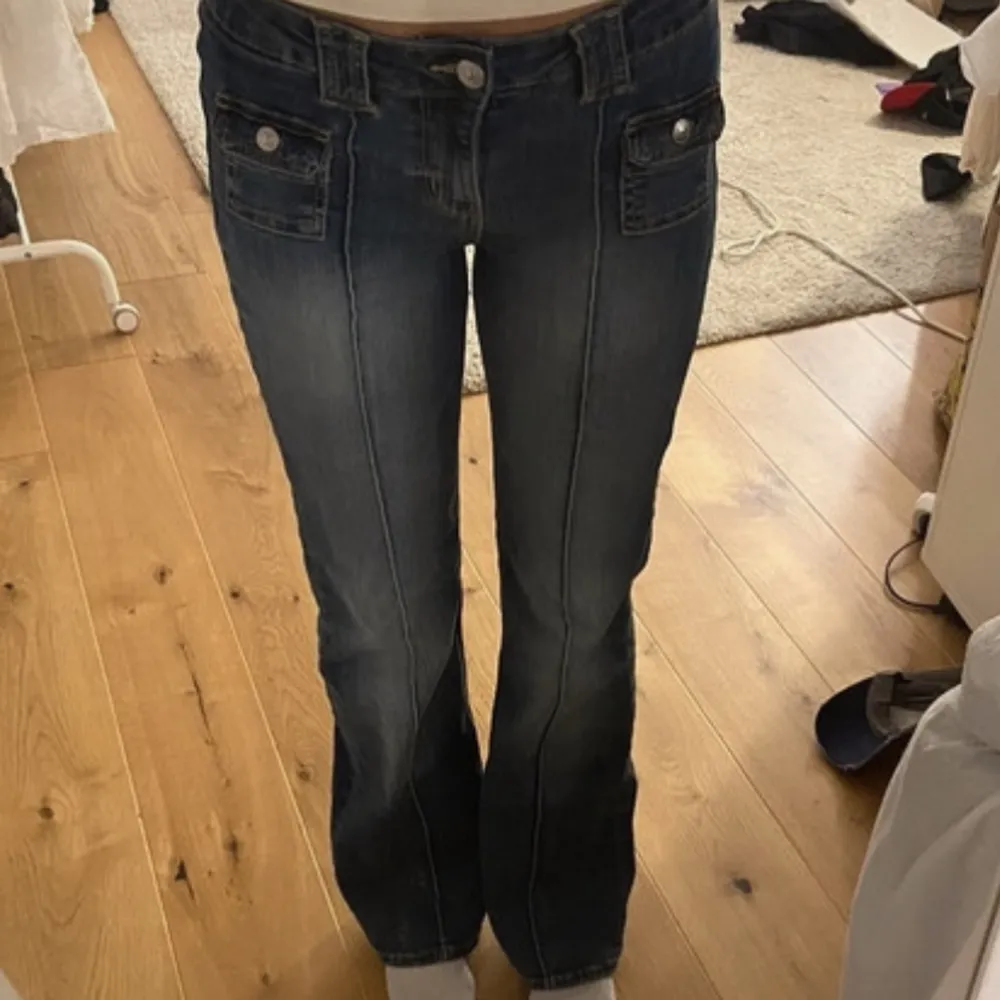 Jeansen är tyvärr för stora men bara använda ca två gånger . Jeans & Byxor.
