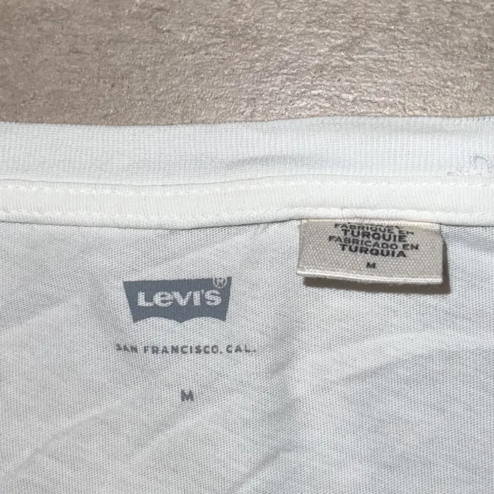 Vit Levis T-shirt i storlek M för kvinnor. Skickar bild med den på via dm om det behövs. I bra skick utan defekter. . T-shirts.