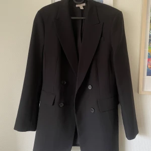 Kavaj - Supersnygg kavaj från hm! Fint material, sitter snyggt och är bara använd en gång. Säljer då jag aldrig använder kavajen💃🏼