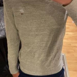 Tommy Hilfiger tröja - Riktigt snygg Tommy Hilfiger tröja, säljes pågrund av att den e lite för liten. Fick den i present så kunde inte lämna tillbaka den. Skicket är 9/10 så den är som ny Tveka inte på att höra av er!!