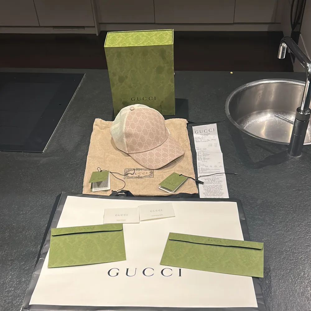 En ny och fräsch Gucci keps i storlek M. Kvitto påse, tyg påse, lappar och brev från Gucci finns. Med. Enbart använd ett fler tal gånger. Övrigt.
