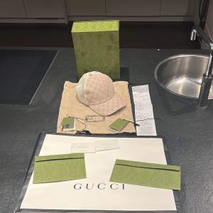 En ny och fräsch Gucci keps i storlek M. Kvitto påse, tyg påse, lappar och brev från Gucci finns. Med. Enbart använd ett fler tal gånger