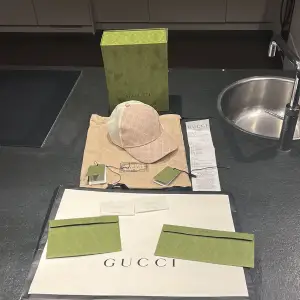 En ny och fräsch Gucci keps i storlek M. Kvitto påse, tyg påse, lappar och brev från Gucci finns. Med. Enbart använd ett fler tal gånger