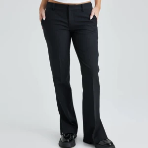 Kostymbyxor  - Säljer dom här lågmidjade kostymbyxorna från bik bok då dom har blivit försmå. Använda fåtal gånger 