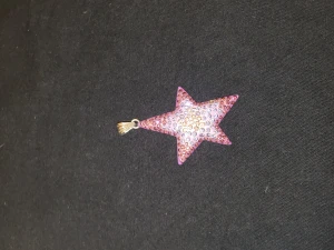 En stjärna för halsband  - De är en ganska stor lila stjärna som smycke