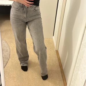 Gråa jeans XS - Ganska snygga jeans i mycket bra skick, säljs eftersom de inte kommer till användning längre+ för långa för mig. 