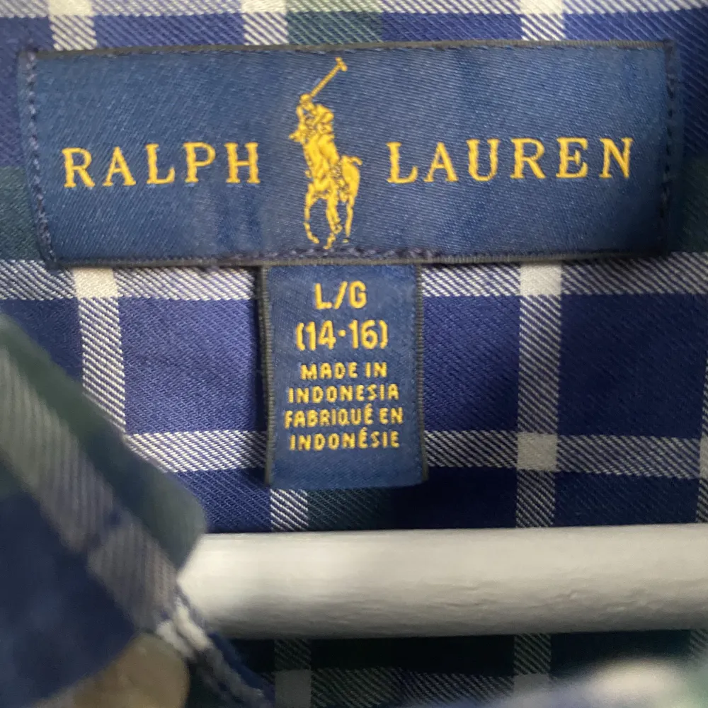 En fin randig skjorta från Ralph lauren.. Skjortor.