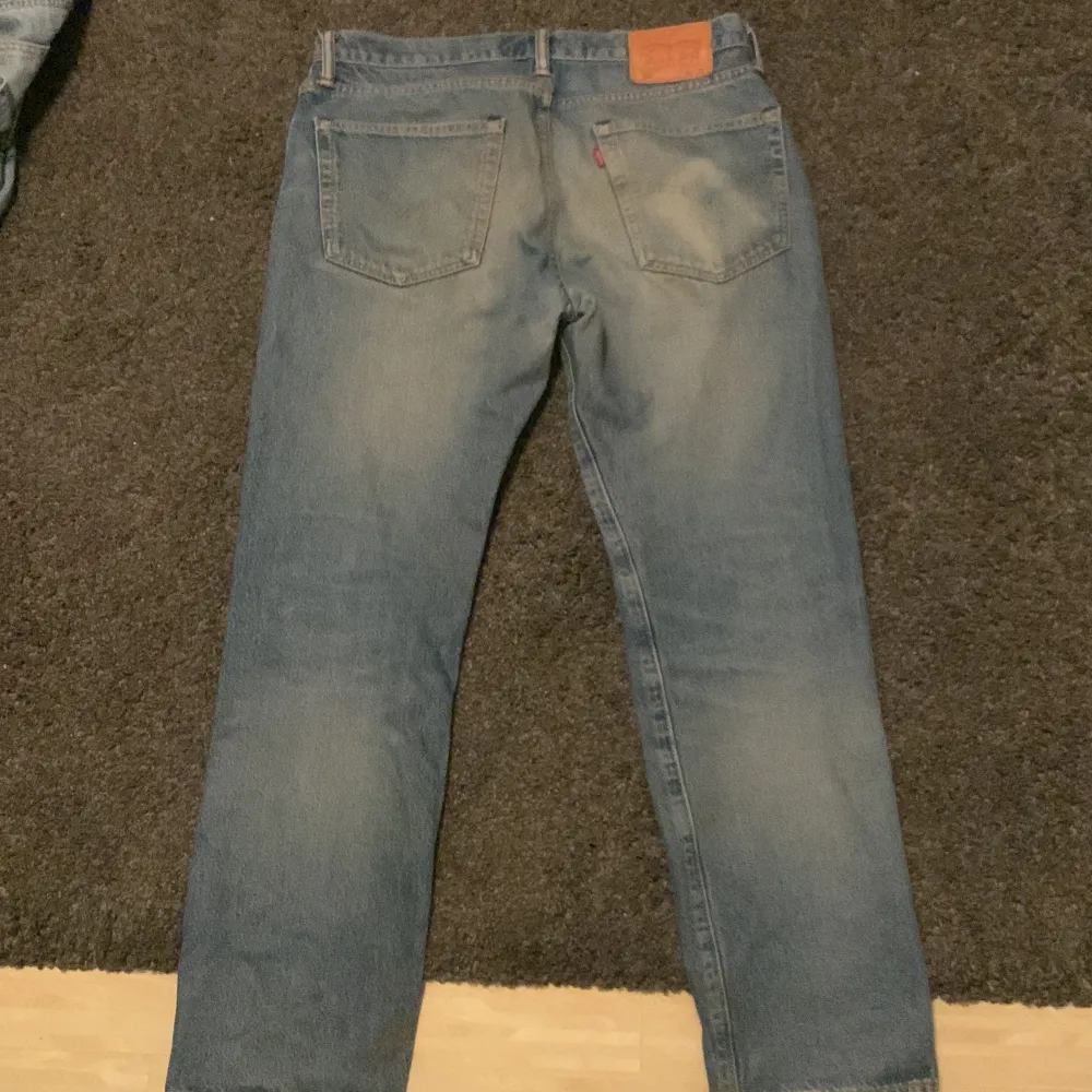 Vintage Levis 502 Jeans med en snygg urtvättad blå färg.  De har inga stora defekter och har en skön baggy fit. Tveka inte att skriva vid frågor:). Jeans & Byxor.