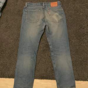 Vintage Levis 502 Jeans med en snygg urtvättad blå färg.  De har inga stora defekter och har en skön baggy fit. Tveka inte att skriva vid frågor:)