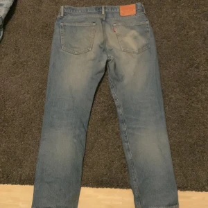 Vintage Levis 502 Jeans - Vintage Levis 502 Jeans med en snygg urtvättad blå färg.  De har inga stora defekter och har en skön baggy fit. Tveka inte att skriva vid frågor:)