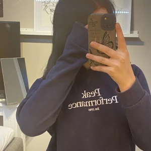 Peak performance tröja  - Säljer nu min peak performance tröja, är i nytt skick och använd fåtal gånger. (Pris kan diskuteras vid snabb affär) 