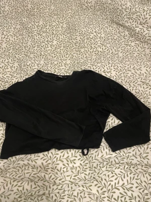 Tröja med öppen rygg - Svart tröja med öppen rygg från bikbok, storlek M. Går att knyta ihop i ryggen. (se bild). 150kr