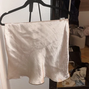 Siden kjol - Eu storlek 44, jättefin kort kjol 